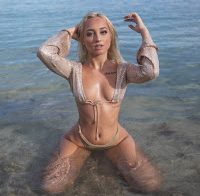 Jenni Niemaann topless em várias fotos