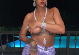 Rihanna mostra mamas em vestido transparente