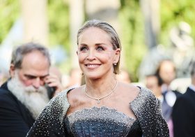 Sharon Stone recria a cena de Instinto Fatal aos 68 anos, sem nada por baixo do casaco